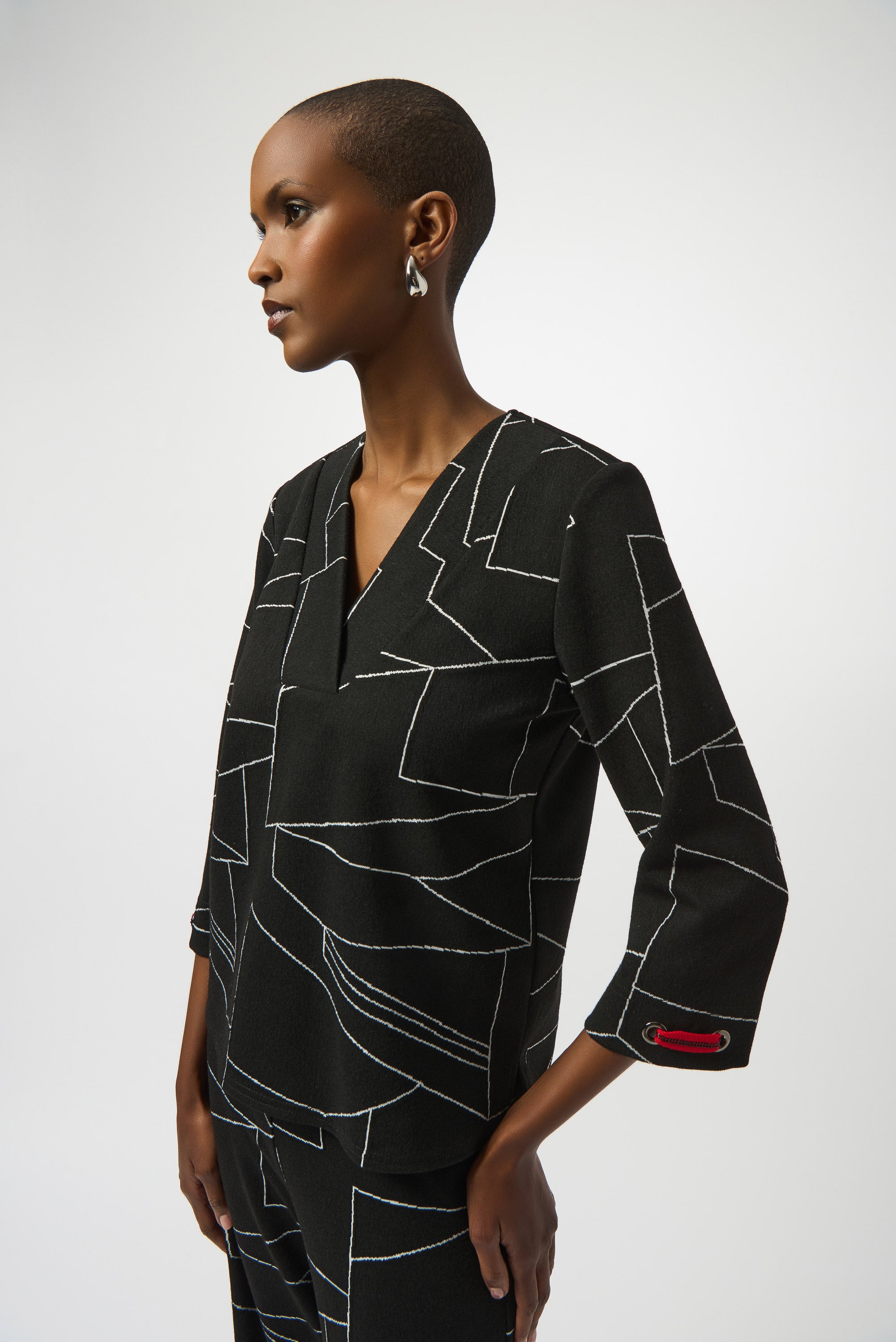 JOSEPH RIBKOFF- WOMEN'S V NECK PULLOVER TOP