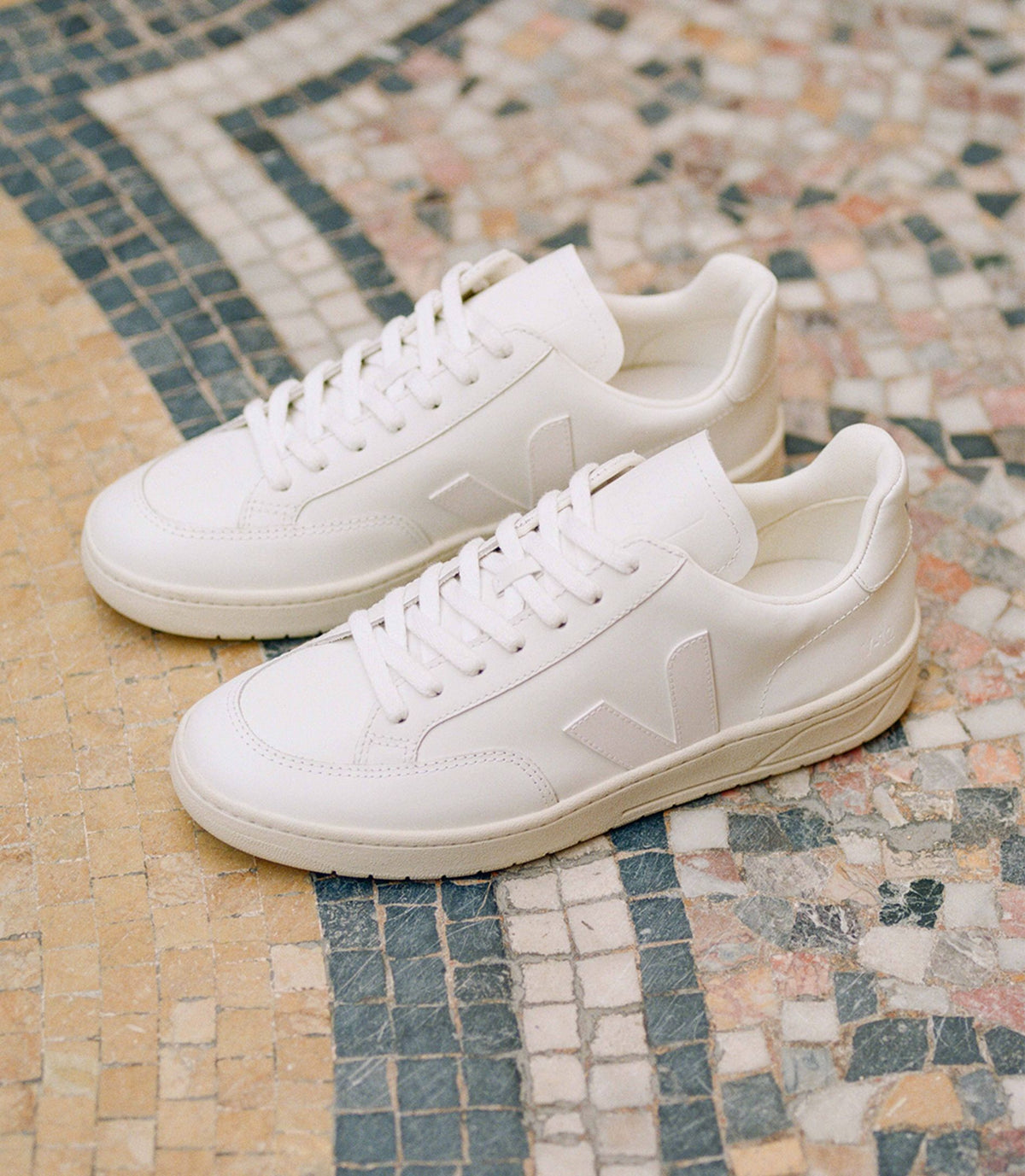 VEJA- MEN’S V-12 LEATHER SHOE