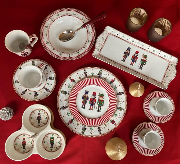 EASY LIFE - NUTCRACKER 26.5cm (10.5in) DINNER PLATE