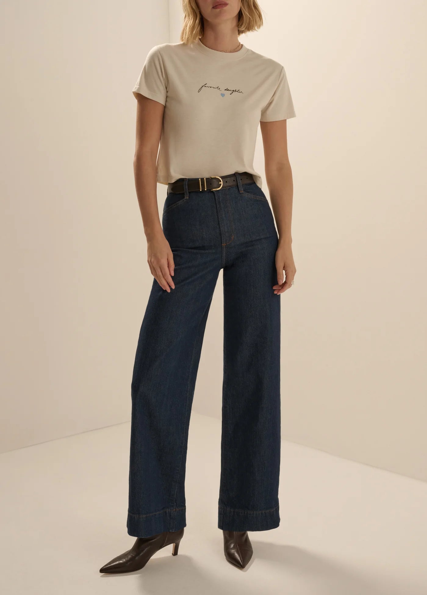 FAVOURITE DAUGHTER - CROPPED SIGNATURE CHEST TEE
