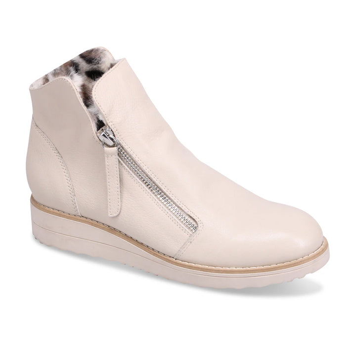 Beige ankle boot with fur lining and zipper on a white background