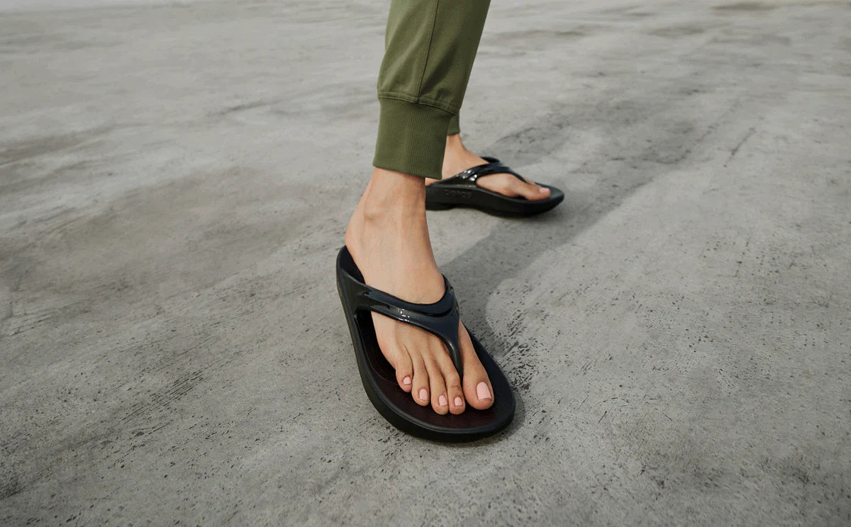 OOFOS - Women's OOlala Thong Sandal