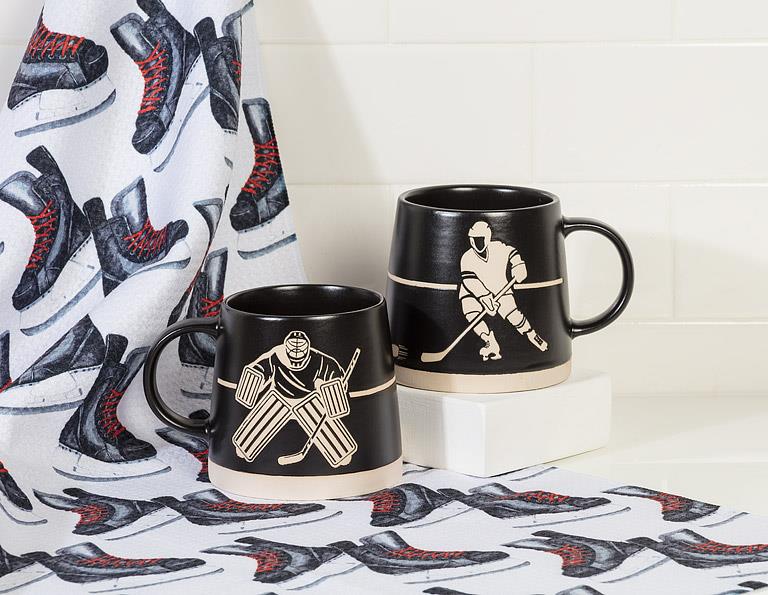 ABBOTT - WIDE BASE MUG W/HOCKEY PLAYERS-BLK-3.5"H(14OZ)
