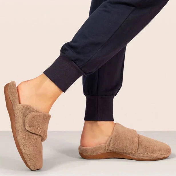 AETREX- WOMEN'S MANDY CLOSED TOE COFFEE SLIPPER