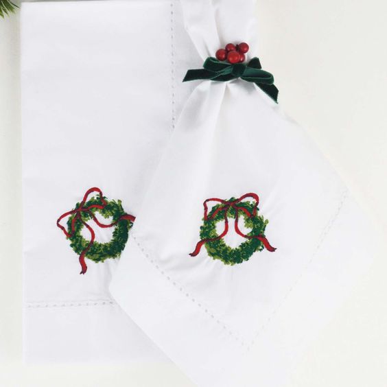 8 OAK LANE- WREATH EMBROIDED DINNER NAPKIN 