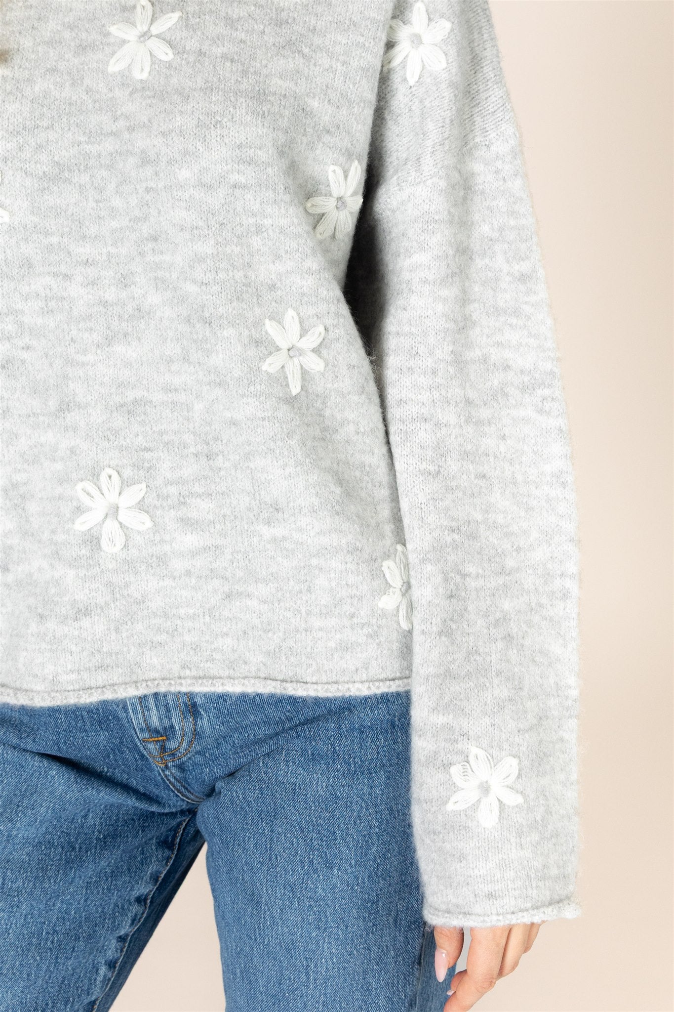 LYLA & LUXE - AIDENDAISY NOVELTY DAISY SWEATER