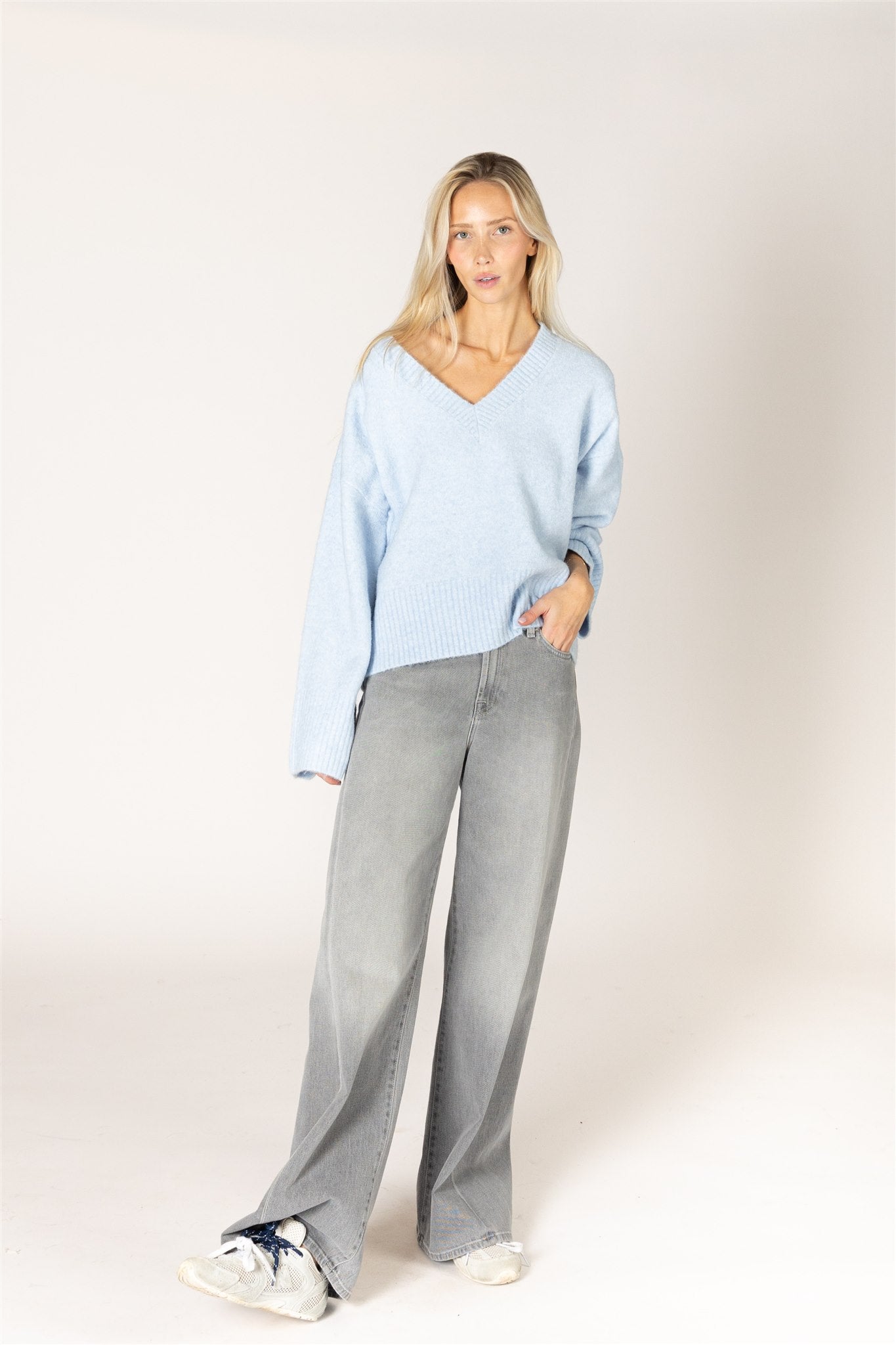 LYLA & LUXE - ETTA MUST HAVE V SWEATER