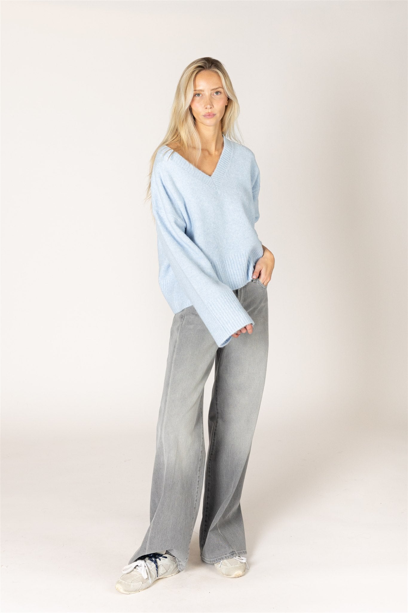 LYLA & LUXE - ETTA MUST HAVE V SWEATER