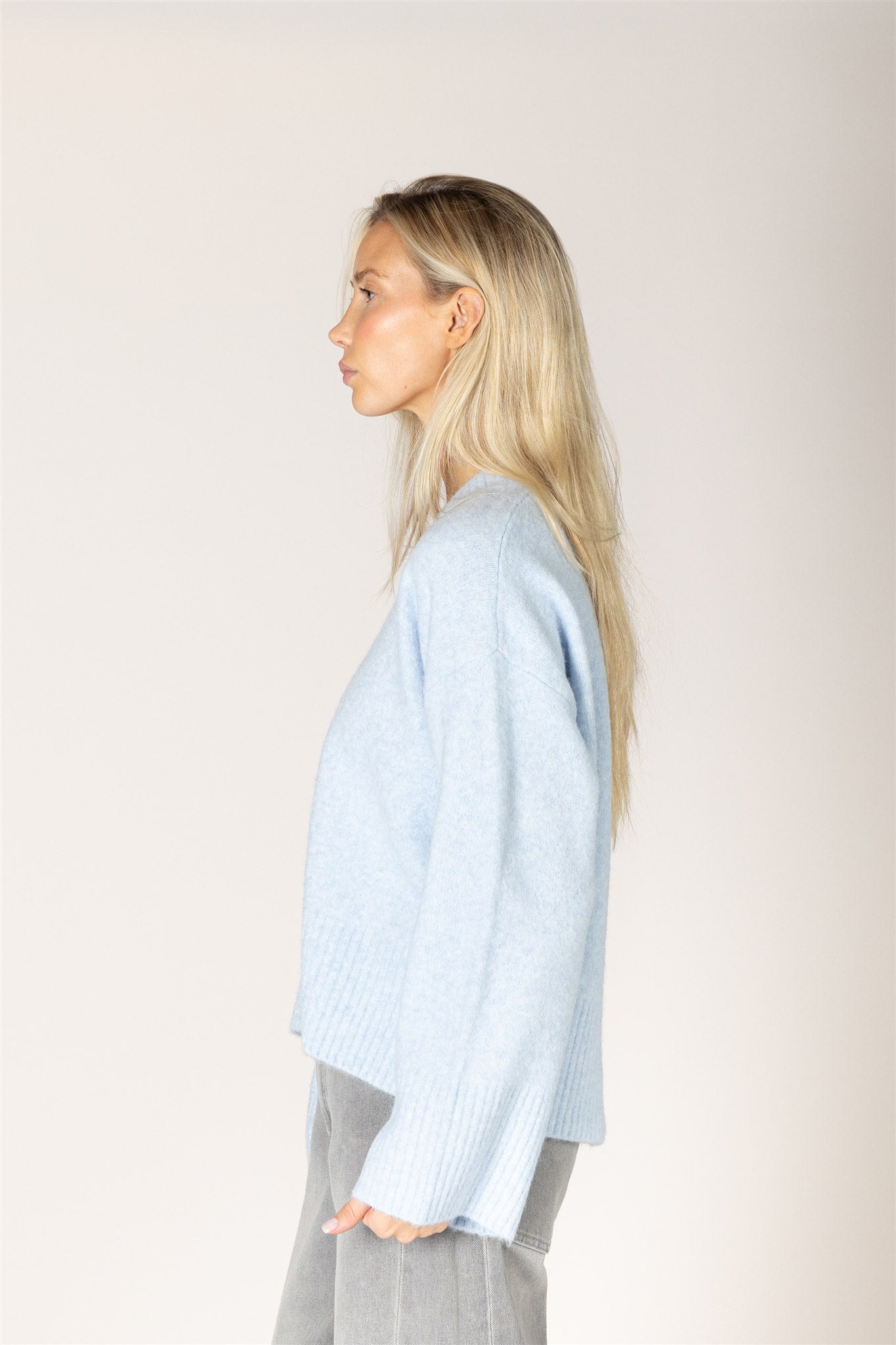LYLA & LUXE - ETTA MUST HAVE V SWEATER