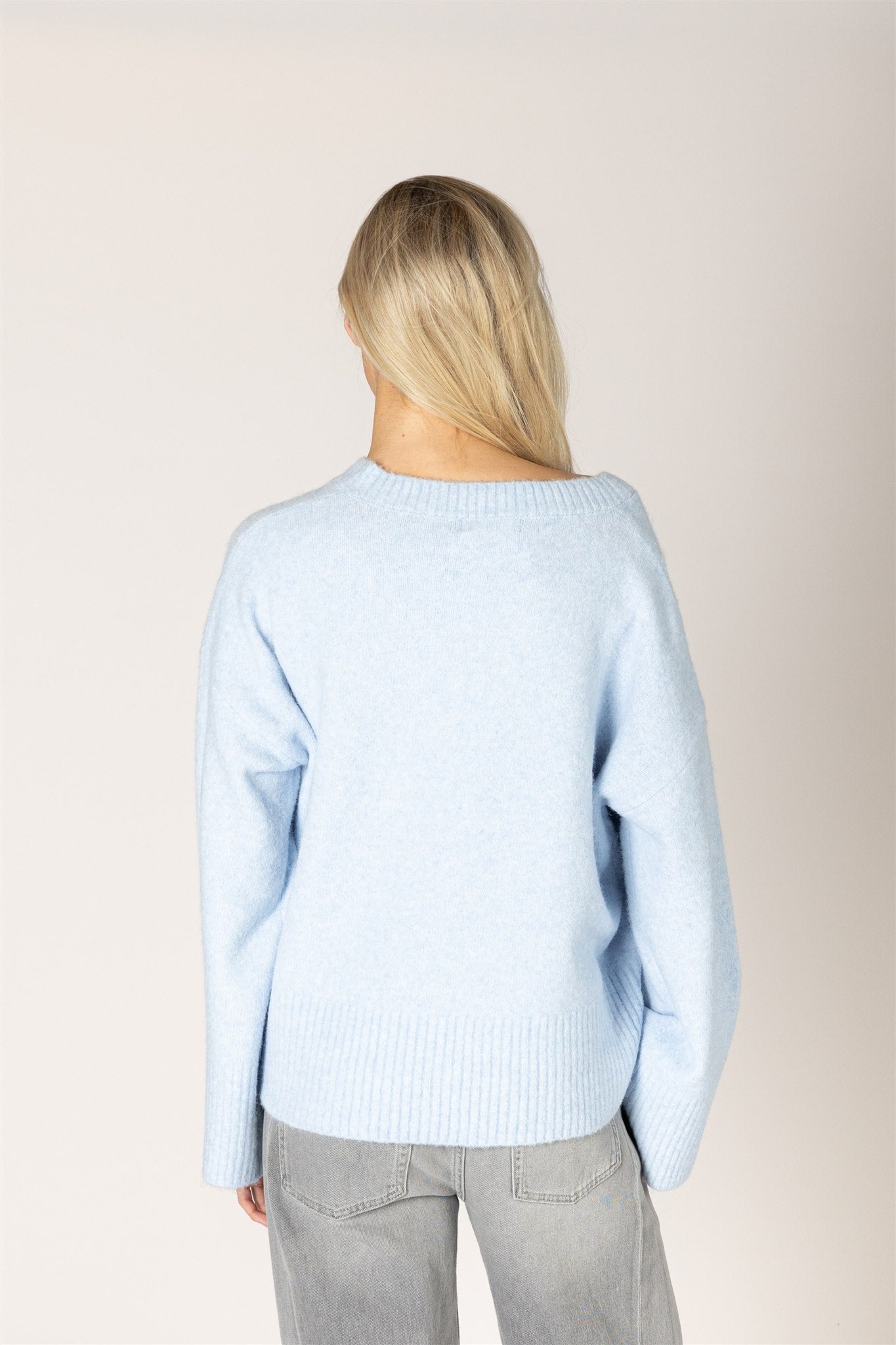 LYLA & LUXE - ETTA MUST HAVE V SWEATER
