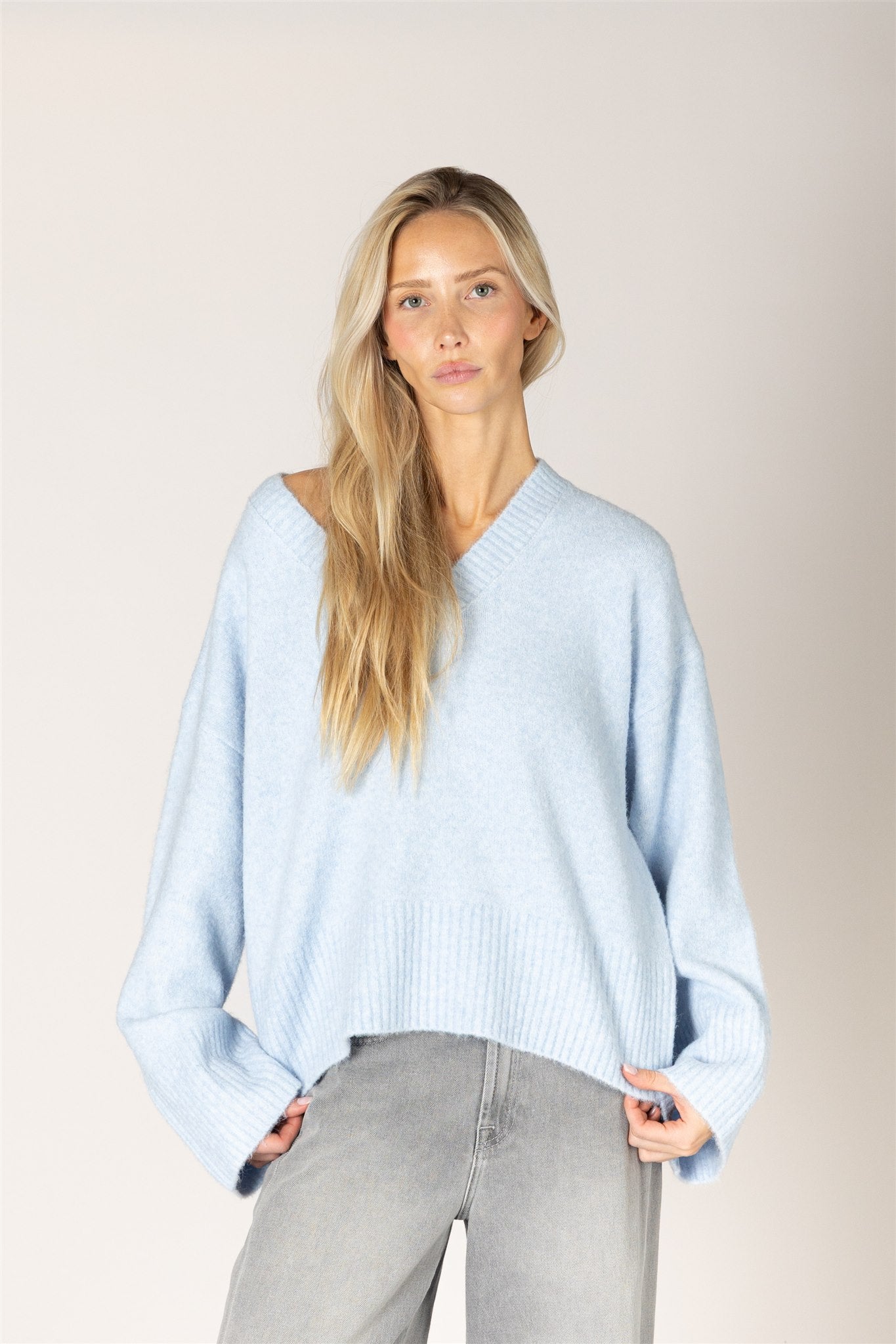 LYLA & LUXE - ETTA MUST HAVE V SWEATER