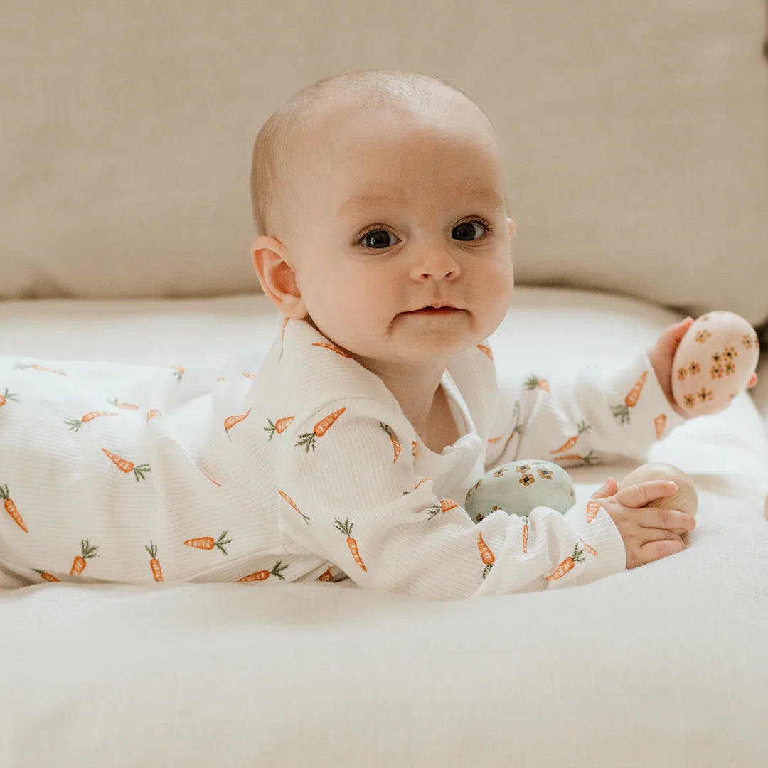 PETIT LEM - Baby Carrots Print on Off-White Ribbed Sleeper