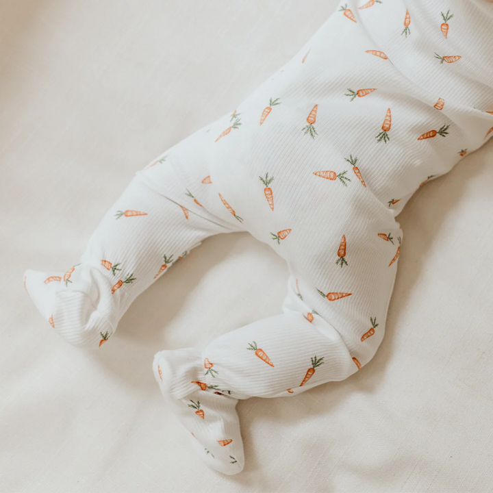 PETIT LEM - Baby Carrots Print on Off-White Ribbed Sleeper