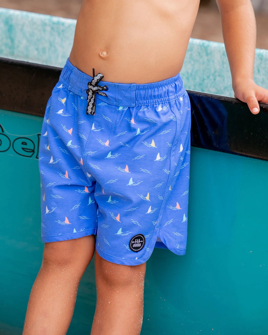 FEATHER 4 ARROW - KIDS SHARK FIN BOARDSHORT