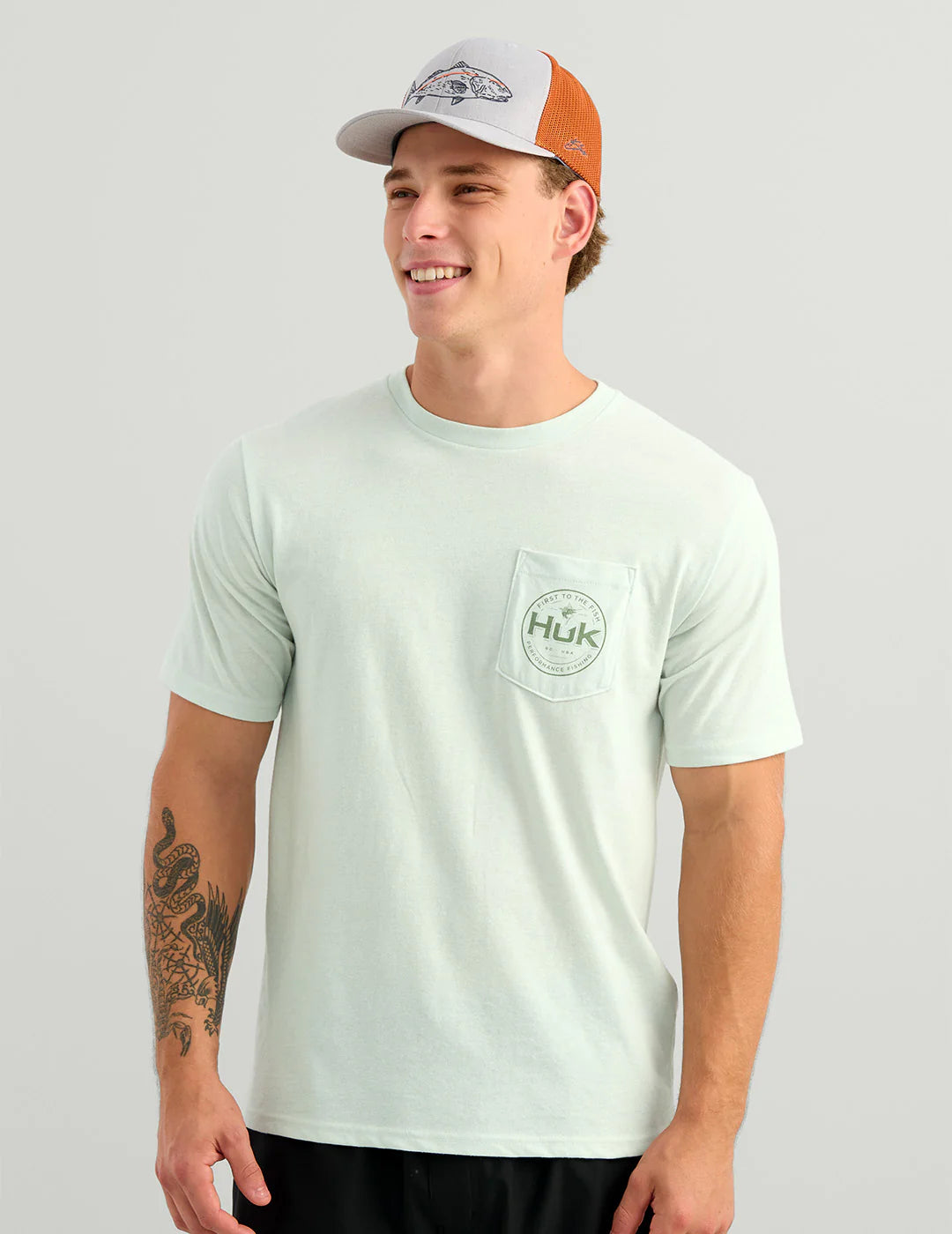 HUK - MEN'S MARLIN CIRCLE SS POCKET TEE