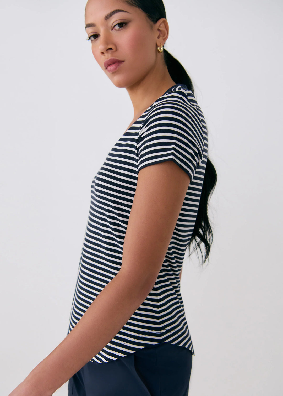 LOLE- WOMEN'S DYNAMIC V-NECK SHIRT