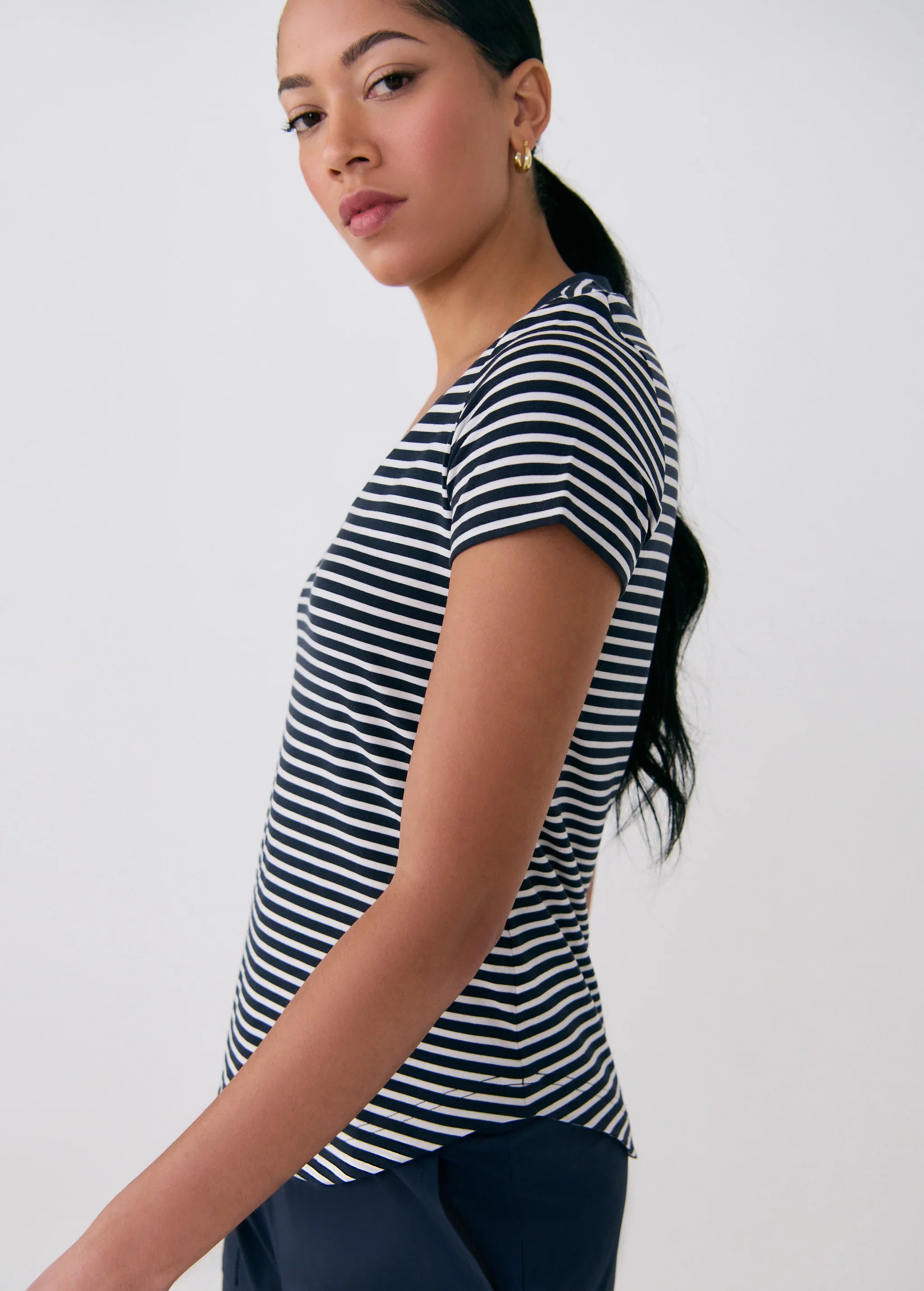 LOLE- WOMEN'S DYNAMIC V-NECK SHIRT