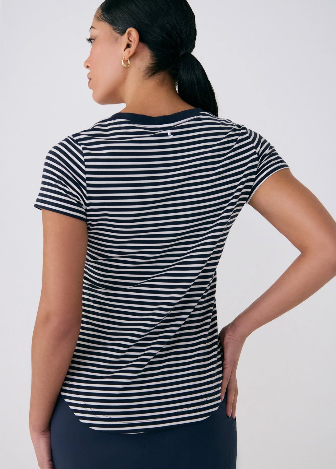 LOLE- WOMEN'S DYNAMIC V-NECK SHIRT