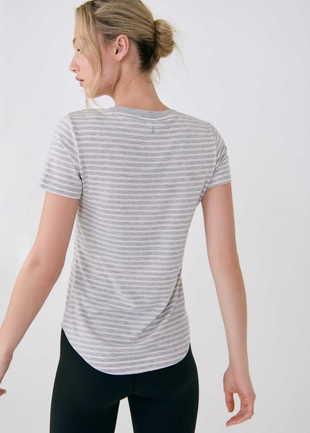 LOLE- WOMEN'S DYNAMIC V-NECK SHIRT