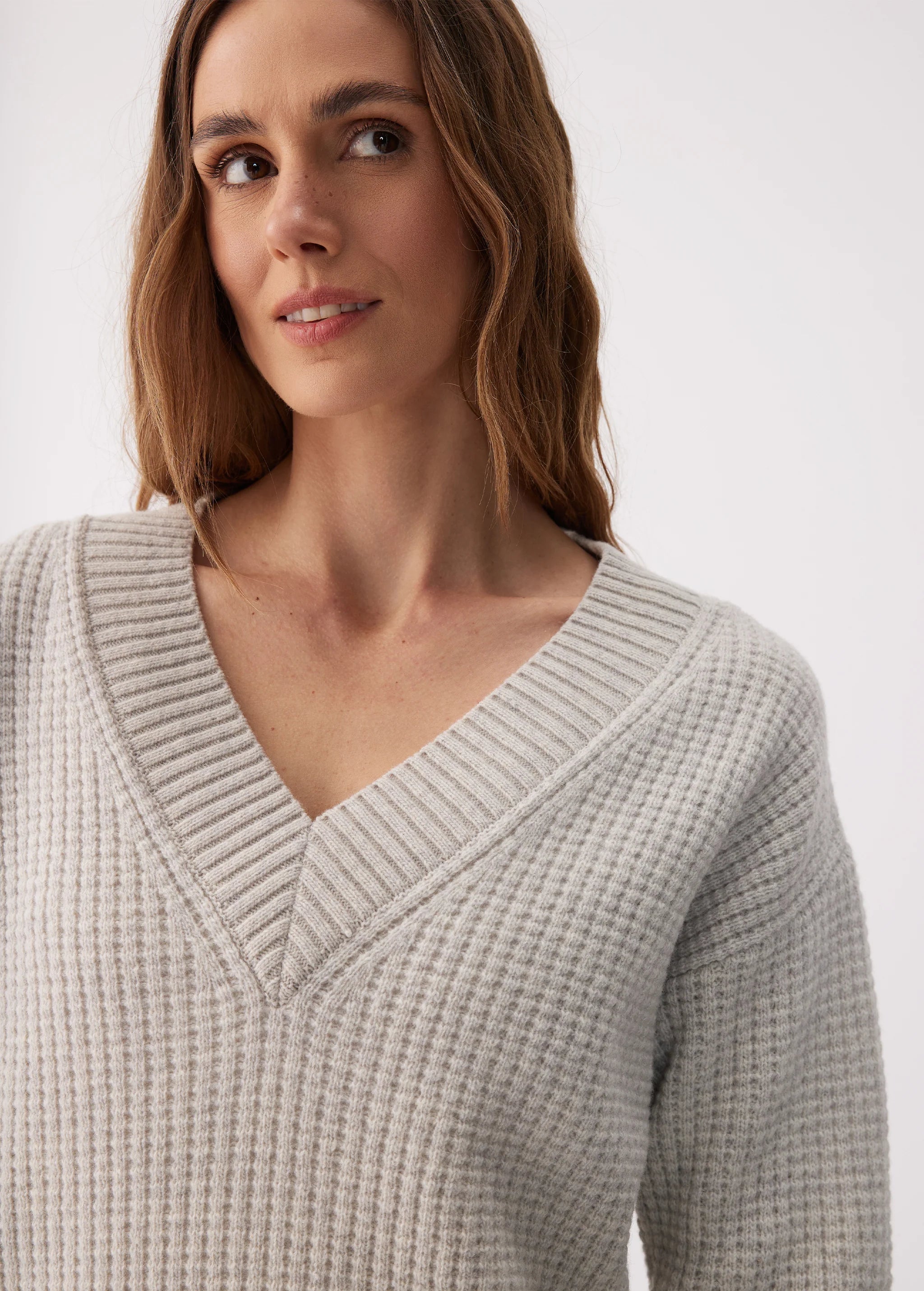 LOLE - VERDUN V-NECK SWEATER