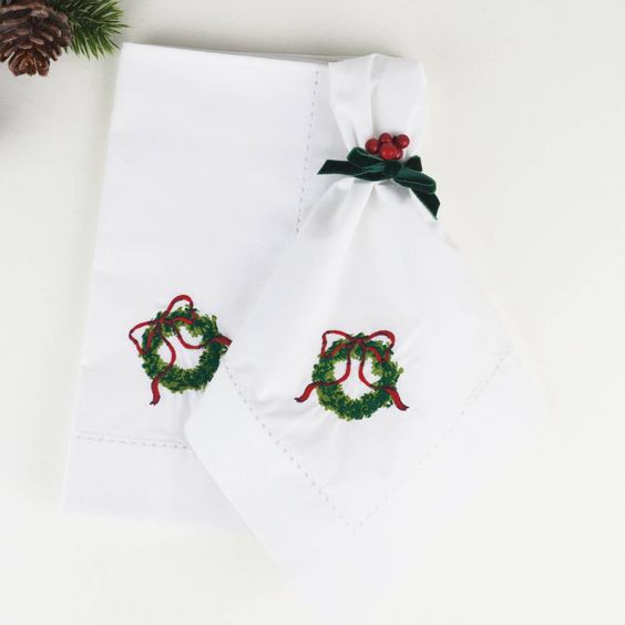 8 OAK LANE- WREATH EMBROIDED DINNER NAPKIN 
