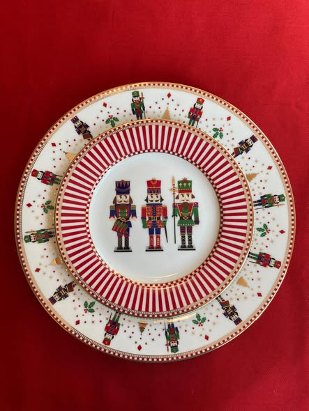 EASY LIFE - NUTCRACKER 26.5cm (10.5in) DINNER PLATE
