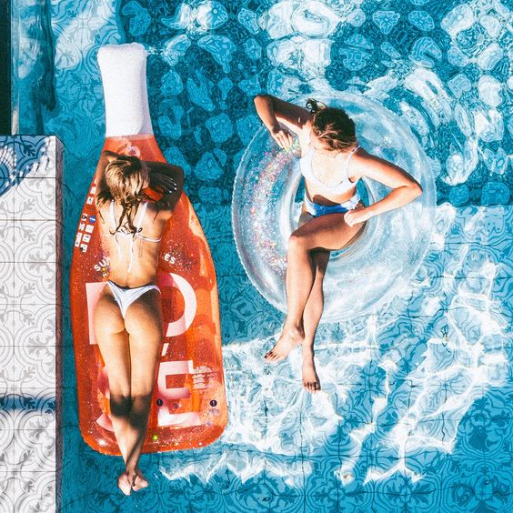 SUNNY LIFE- LUXE LIFE LIE ON ROSE BOTTLE FLOATIE