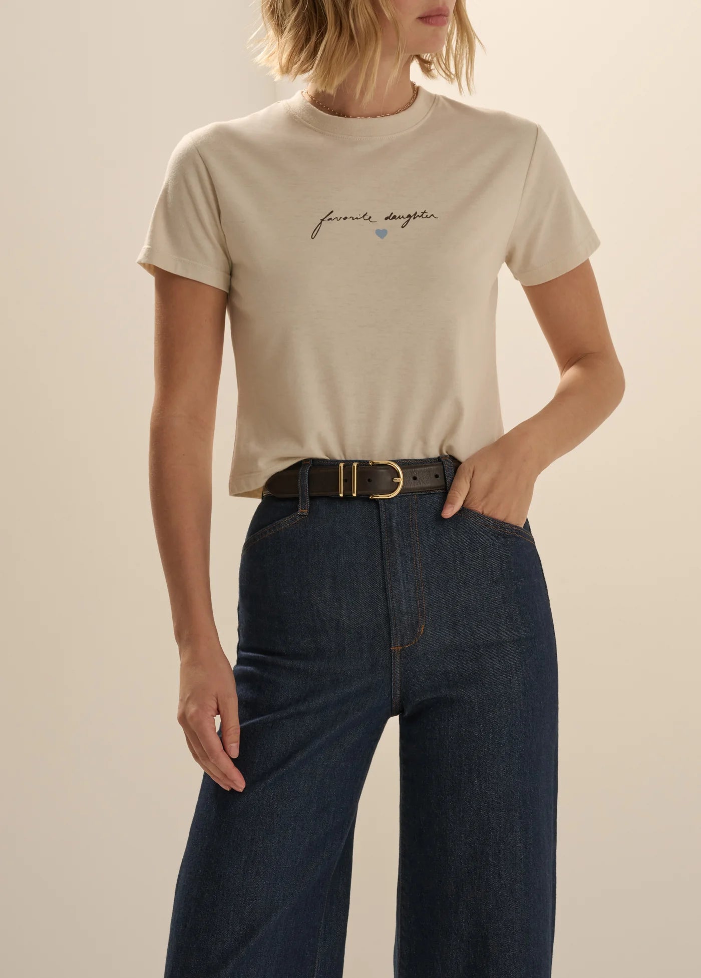 FAVOURITE DAUGHTER - CROPPED SIGNATURE CHEST TEE