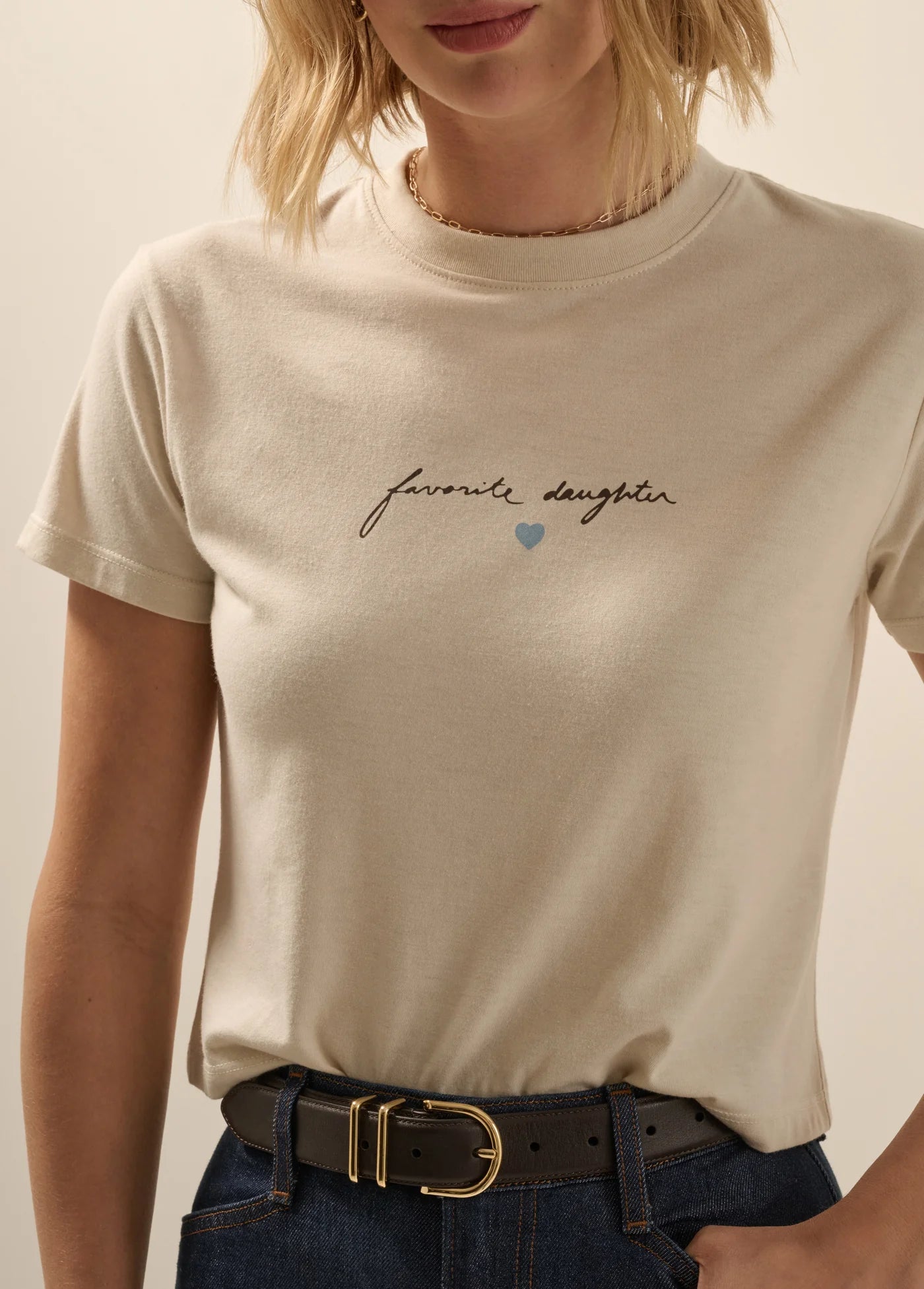 FAVOURITE DAUGHTER - CROPPED SIGNATURE CHEST TEE