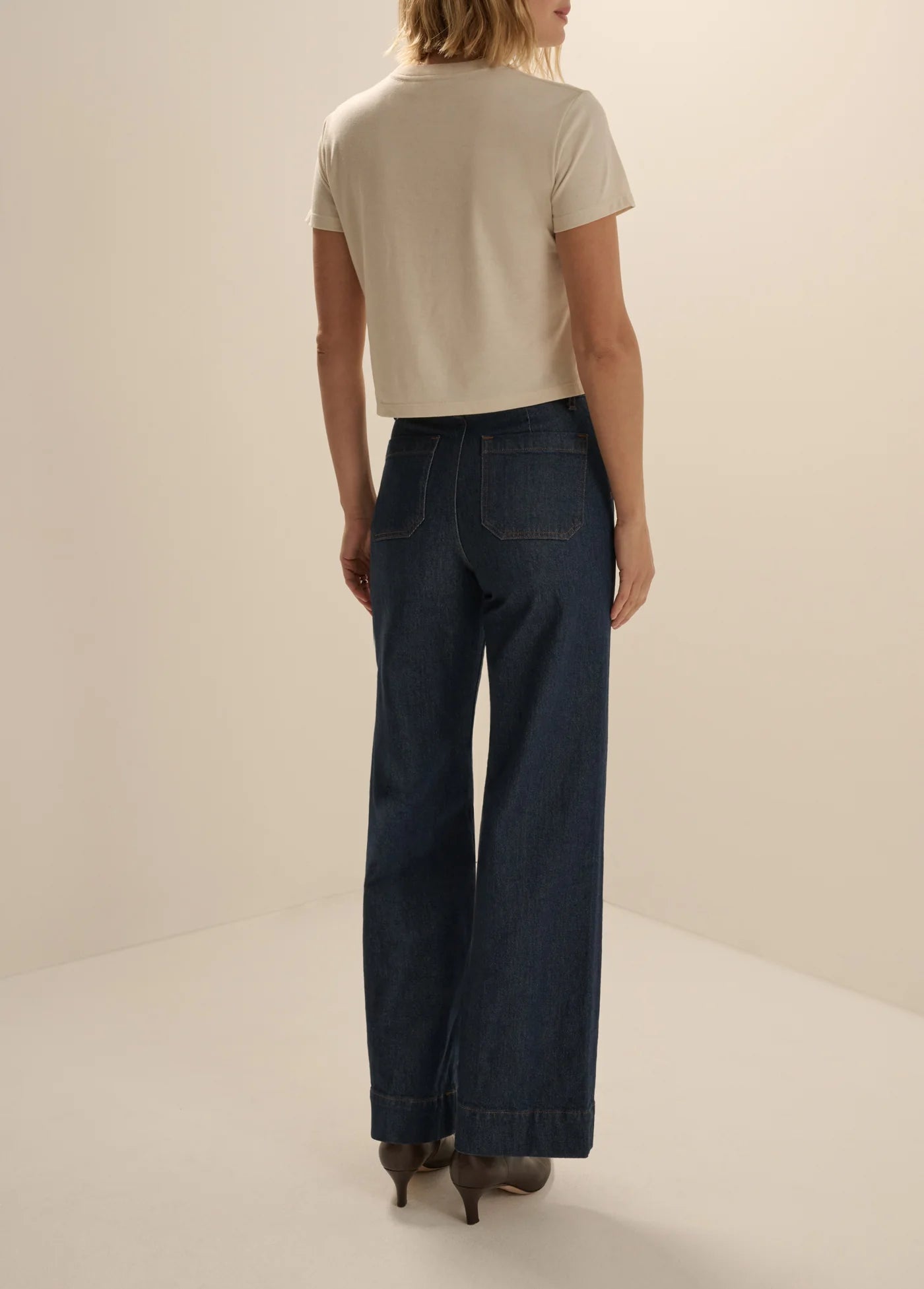 FAVOURITE DAUGHTER - CROPPED SIGNATURE CHEST TEE