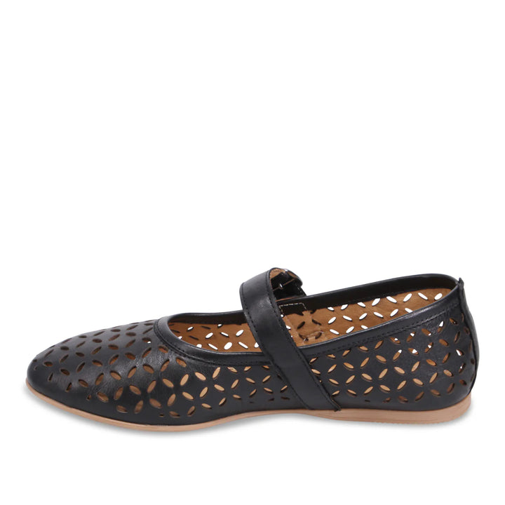 BUENO - KEHLANI FLAT 26WE1701