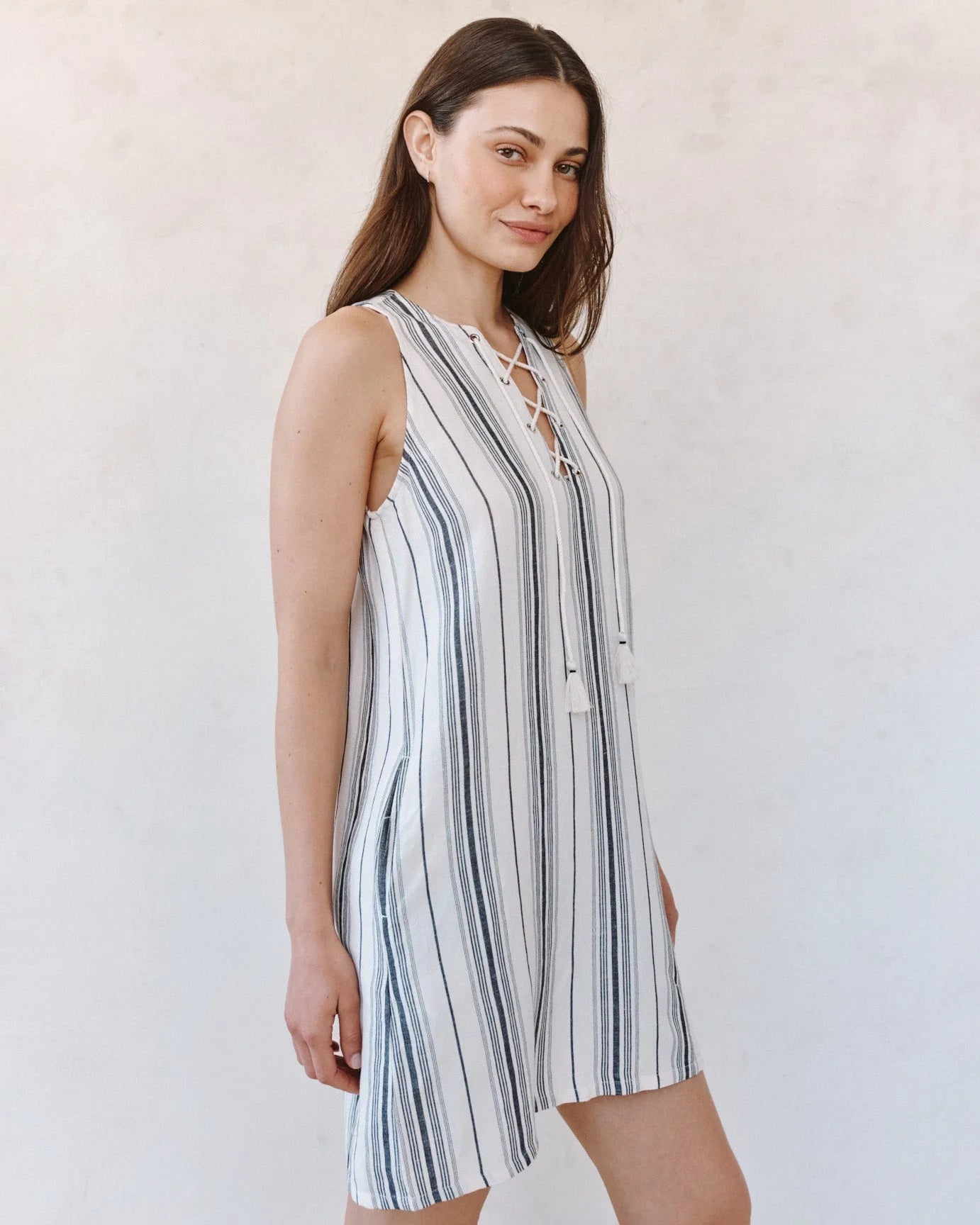 BELLA DAHL - SLEEVELESS LACE UP MINI DRESS