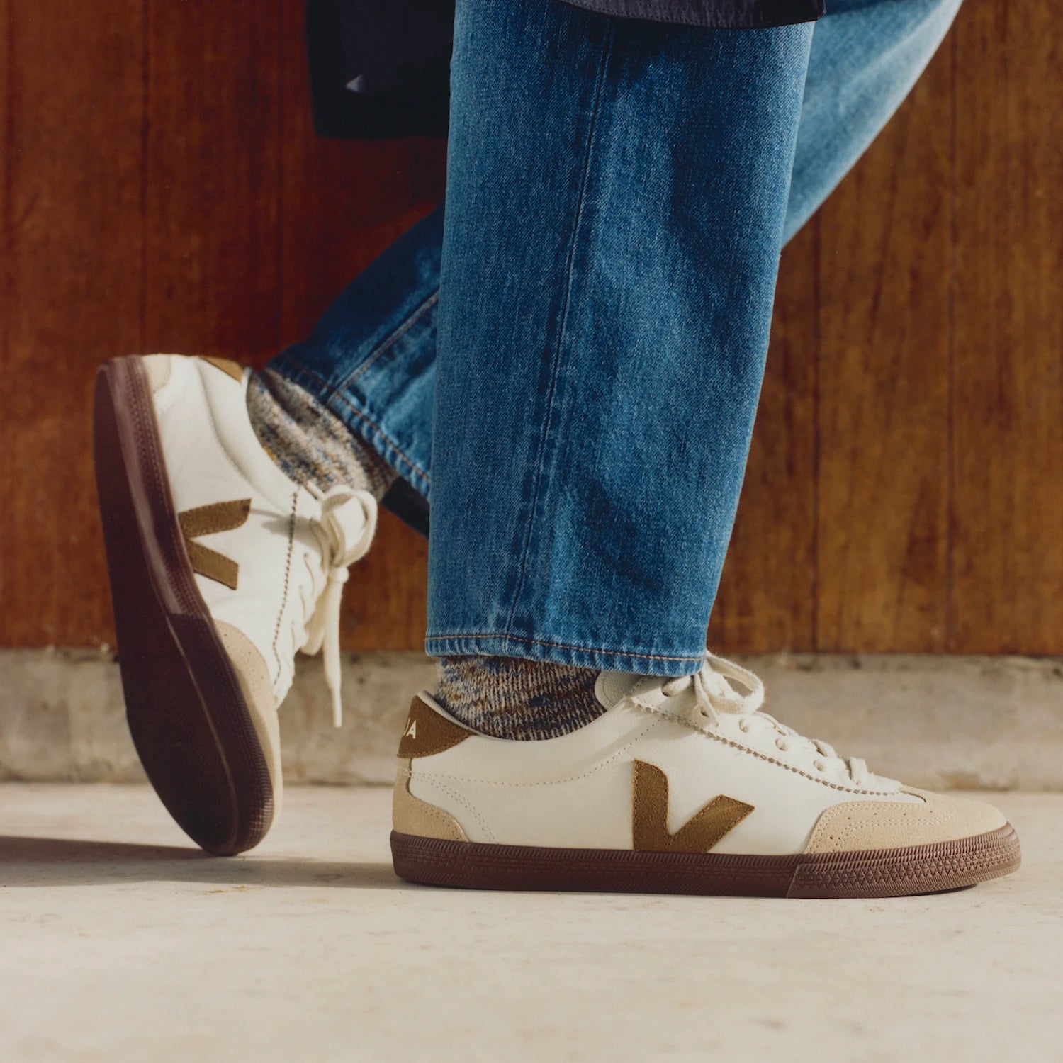 VEJA- WOMEN'S VOLLY LEATHER SNEAKER